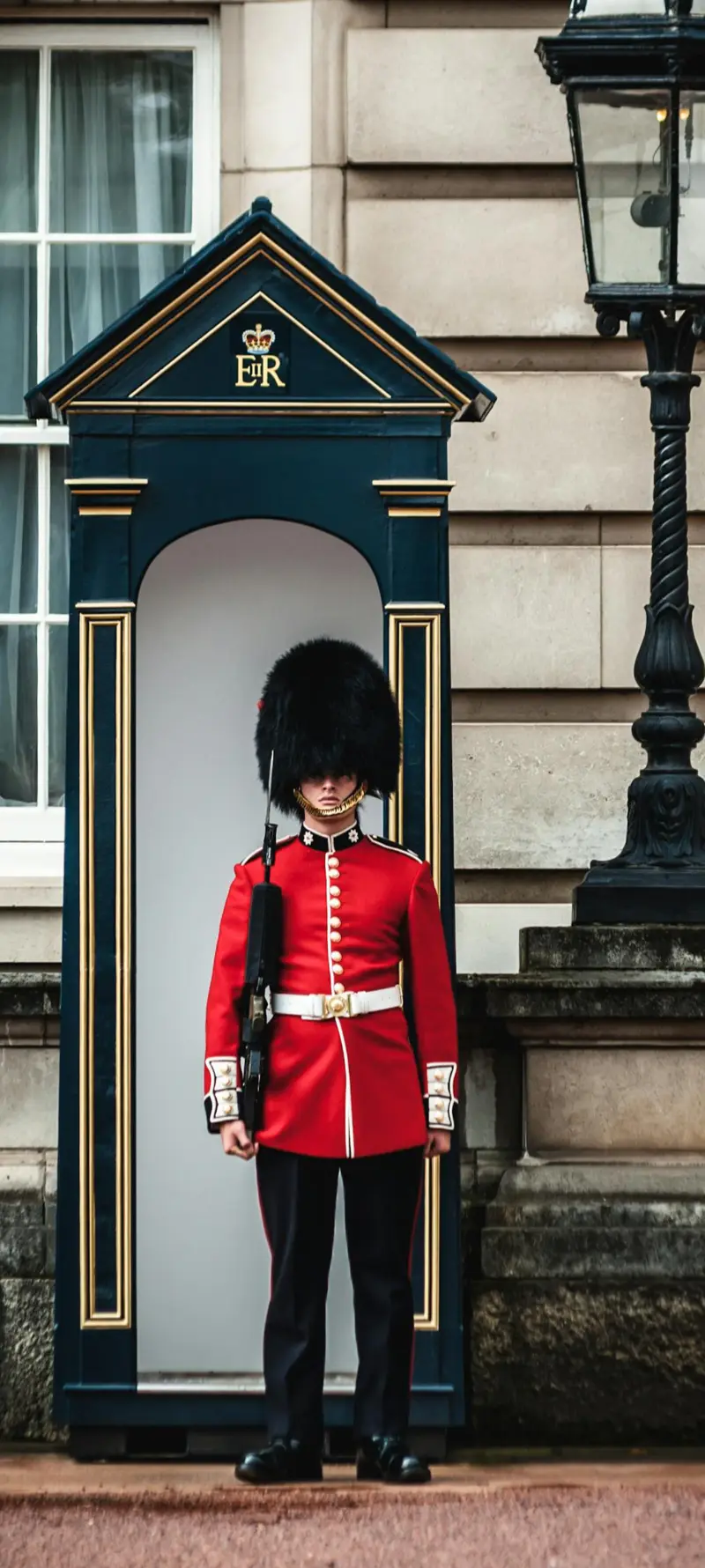 soldier at buckingham palace