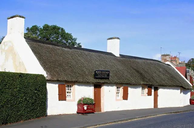 Burns_Cottage_Alloway John McLeish, CC BY-SA 2.0, Burns Cottage, Alloway., near to Alloway, South Ayrshire, Great Britain. A view of the birth place of Robert Burns.