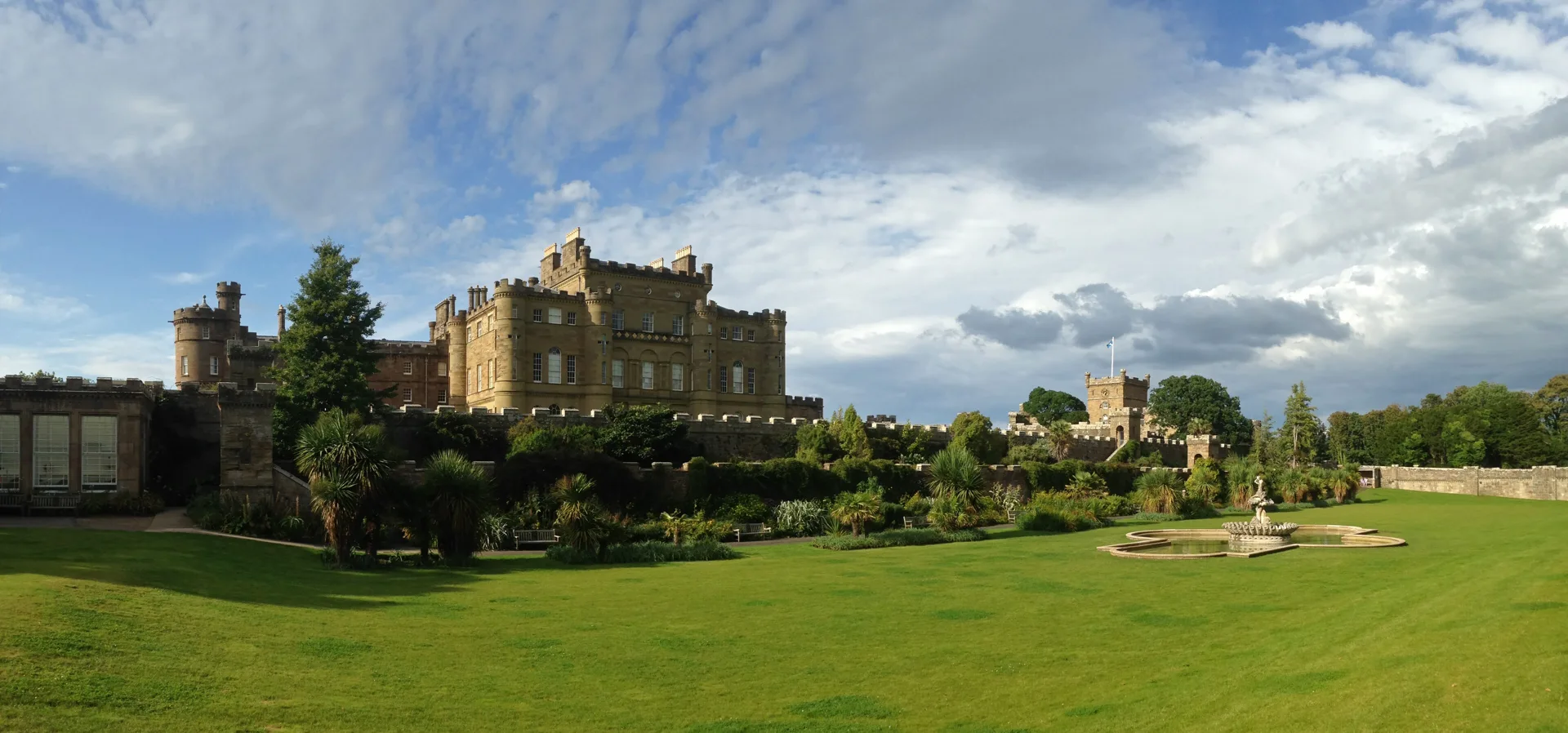 Culzean_Castle_1920 Julien.scavini CC BY-SA 4.0, Panoramic view of Culzean Castle main building